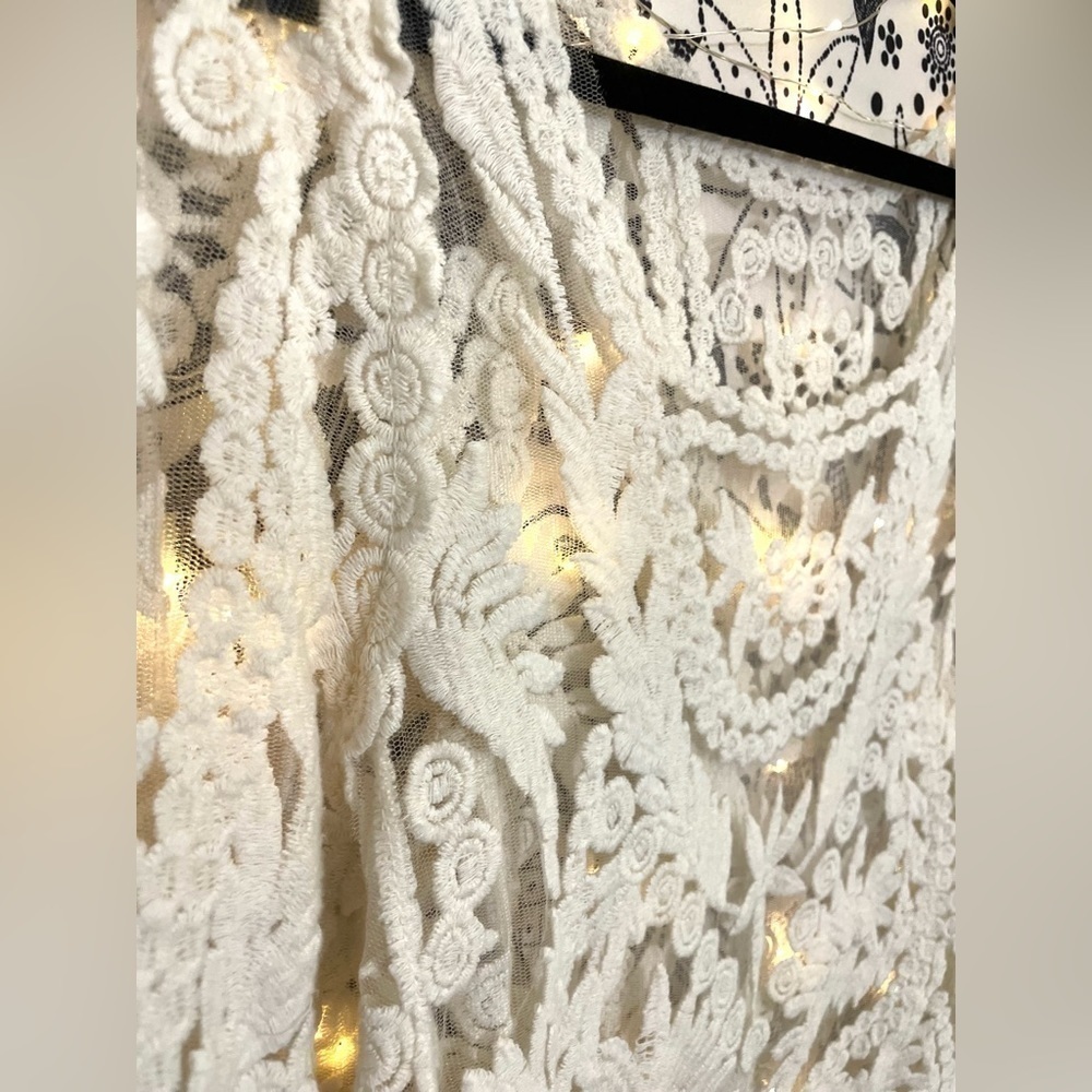 Beautiful lace semi sheer long sleeve blouse, floral embroidery, size M - Picture 4 of 8